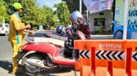 Para pemohon carut marut memarkirkan kendaraannya di bahu jalan dengan sembarangan. (Seru.co.id/mam) - Tempat Parkir Disdukcapil Situbondo Dikeluhkan Pemohon, Pentingkan Mobil dan Motor Dinas