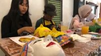 Para peserta yang tengah melukis topeng Malangan. (Seru.co.id/wul) - Lestarikan Budaya Malangan, Kopi Wojo Gelar Kegiatan Melukis dan Mewarna Topeng Malangan