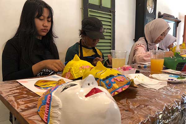 Para peserta yang tengah melukis topeng Malangan. (Seru.co.id/wul) - Lestarikan Budaya Malangan, Kopi Wojo Gelar Kegiatan Melukis dan Mewarna Topeng Malangan