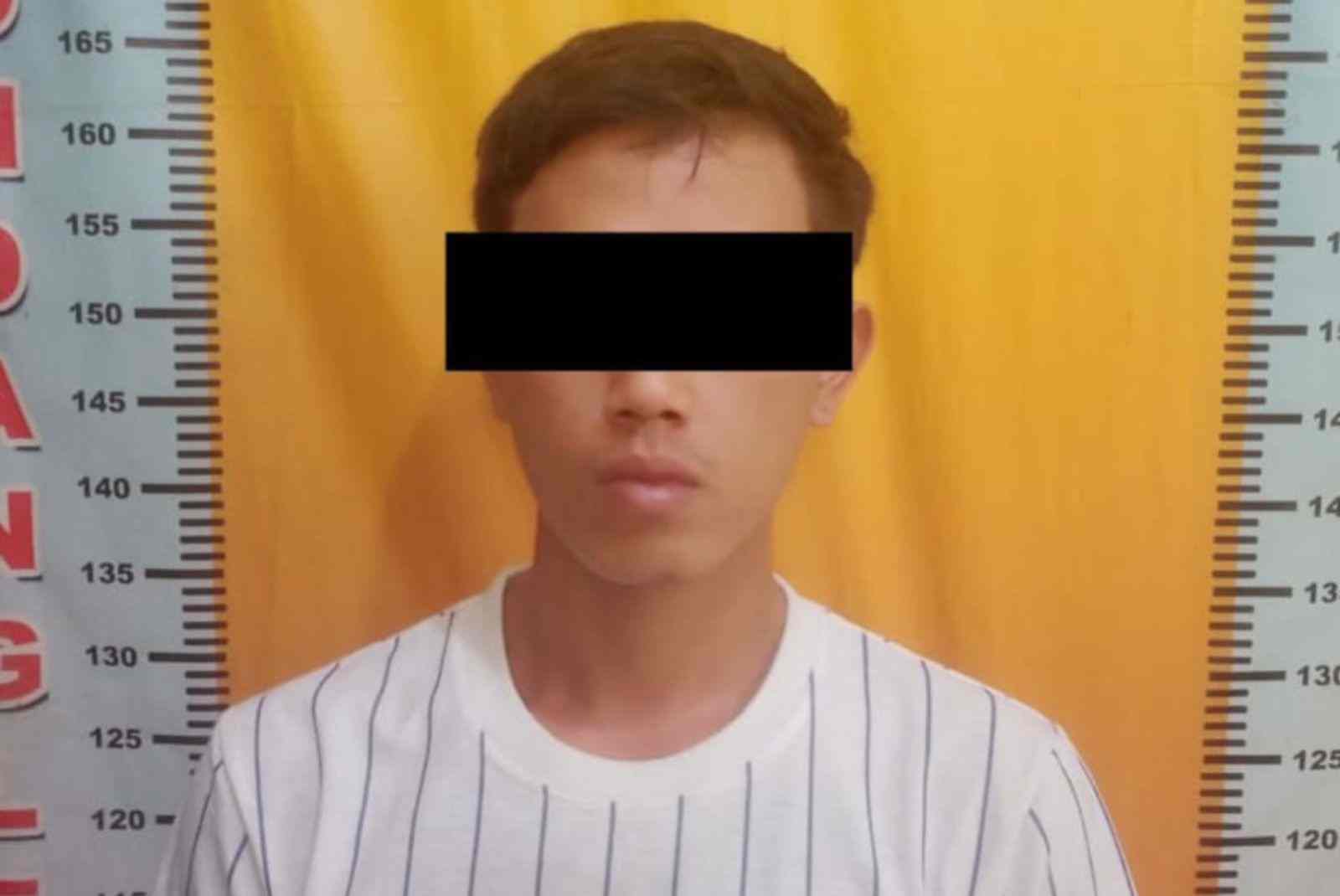 Menyamar Sebagai Pembeli, Peorang Pemuda Mencuri Rokok di Toko Klontong