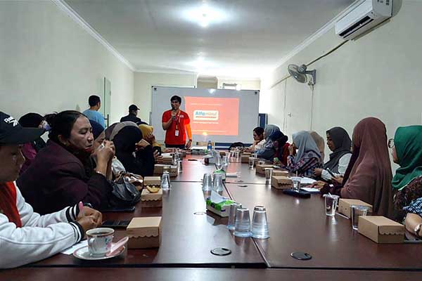Pelatihan perkembangan UMKM dan bisnis online di era digital. (ist) - Alfamart Kenalkan Bisnis Online di Era Digital pada Keluarga PWI