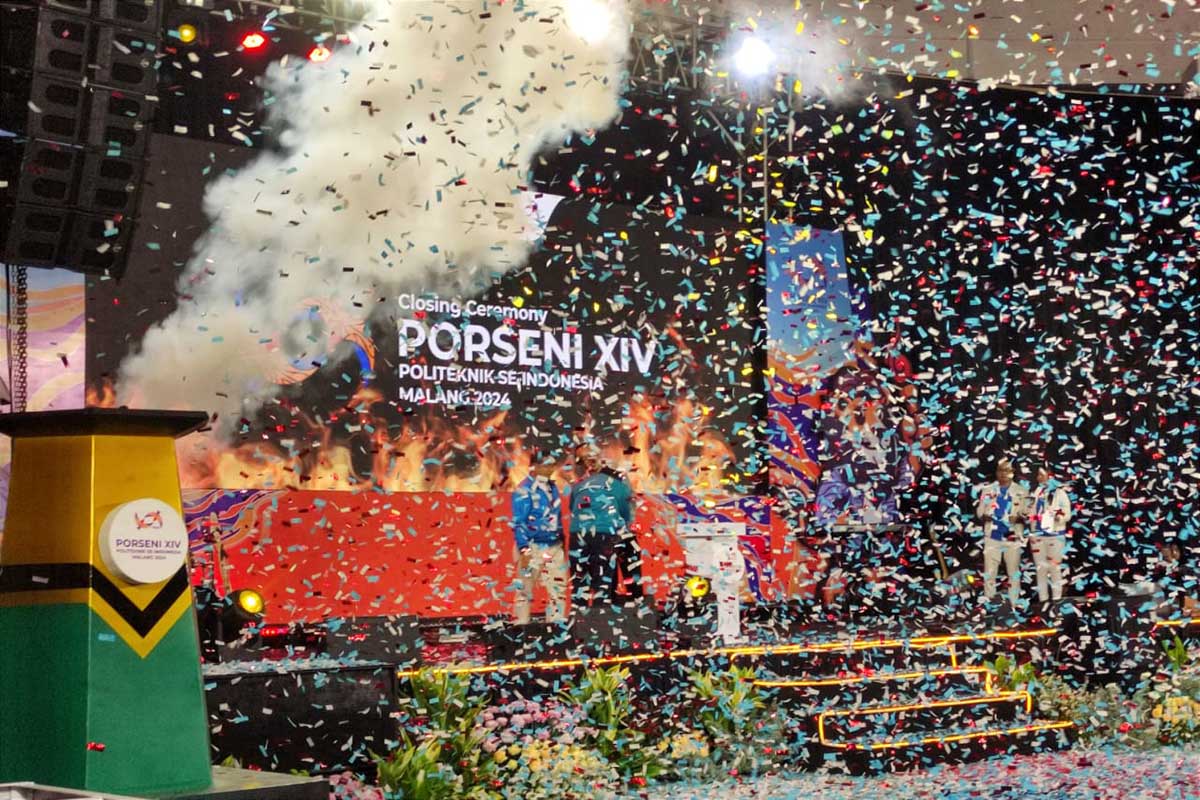 Pemadaman api sebagai tanda diakhirinya Porseni XIV Politeknik 2024. (rhd) - Polsri Polije Polinema Raih Juara Porseni XIV 2024