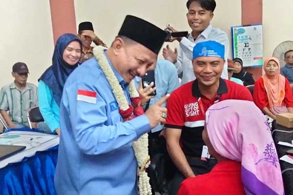 Pemberian kacamata dan bola mata gratis yang diadakan oleh Pemerintah Kabupaten Situbondo melalui Dinas Kesehatan. (Seru.co.id/aza) - Ratusan Warga Situbondo Akan Operasi Katarak Gratis