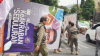 Pembongkaran Banner di kawasan terlarang oleh Satpol PP Batu. (ist) - Giliran Satpol PP Batu Gelar Operasi Gabungan Reklame dan Bangunan Liar di Kecamatan Batu