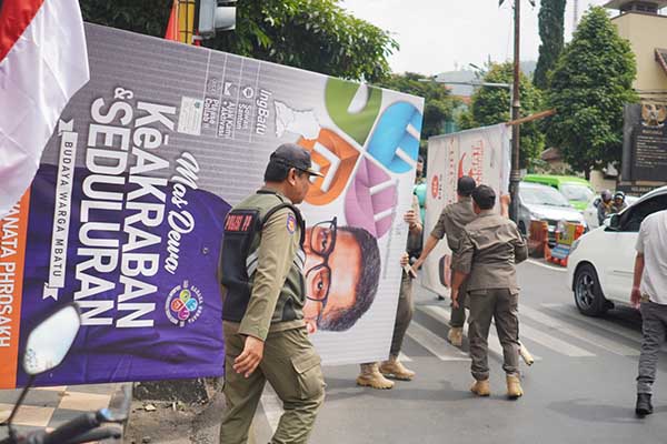 Pembongkaran Banner di kawasan terlarang oleh Satpol PP Batu. (ist) - Giliran Satpol PP Batu Gelar Operasi Gabungan Reklame dan Bangunan Liar di Kecamatan Batu