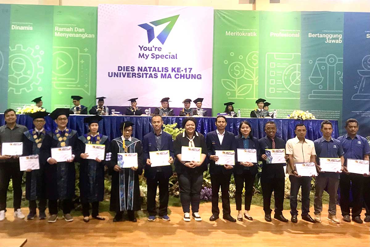 Penghargaan untuk sivitas akademika kado Dies Natalis ke-17 Universitas Ma Chung. (afi) - 17 Tahun Universitas Ma Chung, Spirit Transformasi Menuju Kampus Unggul dan Mandiri