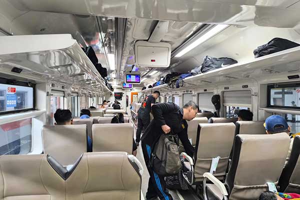 Penumpang kereta api di Jember. (Seru.co.id/amb) - KAI Hadirkan Diskon Tiket Kereta untuk Pagelaran Jember Fashion Carnival