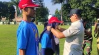 Penyematan atribut KCS ke-37 Skariga oleh Kadisdik Jatim. (rhd) - Ratusan Casis SMK PGRI 3 Malang Digembleng KCS di Pusdik Arhanud
