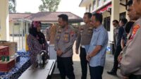 Penyerahan bantuan UMKM untuk keluarga korban Tragedi Kanjuruhan. (wul) - Polres Malang - PG Kebon Agung Berikan Bantuan Keluarga Korban Tragedi Kanjuruhan