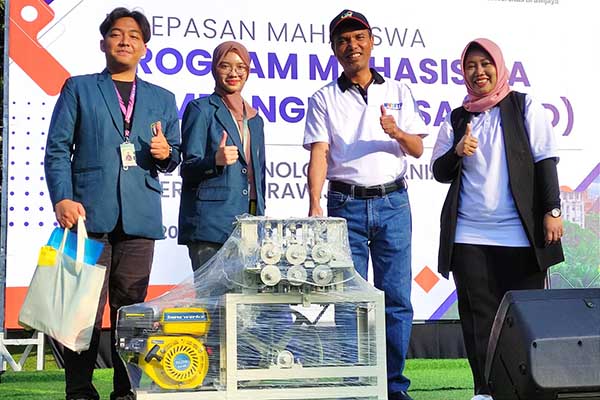 Penyerahan simbolis perbekalan dan mesin oleh WR I UB kepada perwakilan mahasiswa MMD FTP UB. (rhd) - Ratusan Mahasiswa MMD FTP UB Bantu 45 Desa di Tulungagung