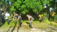 Personel Koramil Sukun Bersinergi Karya Bakti Bersihkan Taman Walet dan Gorong-gorong