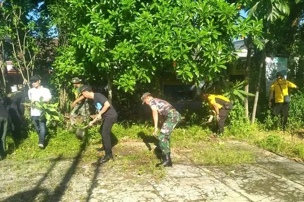 Personel Koramil Sukun Bersinergi Karya Bakti Bersihkan Taman Walet dan Gorong-gorong