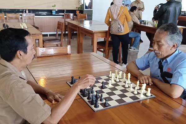 Pertandingan eksebisi sebagai tanda dibukanya pertandingan catur. (Seru.co.id/dik) - Cari Bibit Atlet, PWI Malang Raya Gelar Porwakot di Taman Rekreasi Selecta
