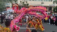 Pertunjukan barongsai menghibur penonton Festival Kampung Pecinan. (rhd) - Festival Kampung Pecinan, Wujud Nyata Universitas Ma Chung Promosikan Budaya Tionghoa-Indonesia