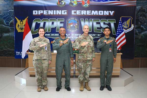 Perwakilan Lanud Abd Saleh dan US PACAF pada saat Opening Ceremony Cope West Mobility Air Force 2024. (ist) - TNI AU dan US PACAF Gelar Latihan Bersama Cope West 2024 di Lanud Abd Saleh Malang