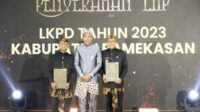 Pj Bupati Pamekasan, Masrukin (kanan) yang didampingi Ketua DPRD Pamekasan, Halili (Kiri) saat menerima anugerah WTP dari BPK RI. (Seru.co.id/udi) - Pemerintah Kabupaten Pamekasan Kembali Raih Penghargaan WTP dari BPK RI