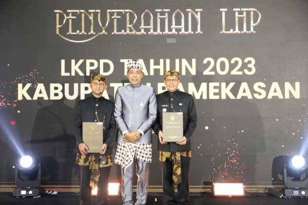 Pj Bupati Pamekasan, Masrukin (kanan) yang didampingi Ketua DPRD Pamekasan, Halili (Kiri) saat menerima anugerah WTP dari BPK RI. (Seru.co.id/udi) - Pemerintah Kabupaten Pamekasan Kembali Raih Penghargaan WTP dari BPK RI