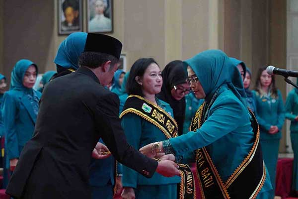 Pj Ketua TP PKK Batu memasangkan selempang Bunda Paud, penanda dilantiknya Ketua TP PKK kecamatan. (ist) - PKK Kecamatan se-Kota Batu Resmi Dilantik, Ini harapan Pj Ketua TP PKK