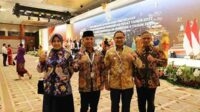 Pj Wali Kota Batu bersama Ketua DPRD Baru dan Pejabat daerah yang mengikuti kegiatan penyerahan LHP LKPP di Jakarta - Pj. Wali Kota Batu Sampaikan Hasil LHP LKPP Kepada Presiden Joko Widodo