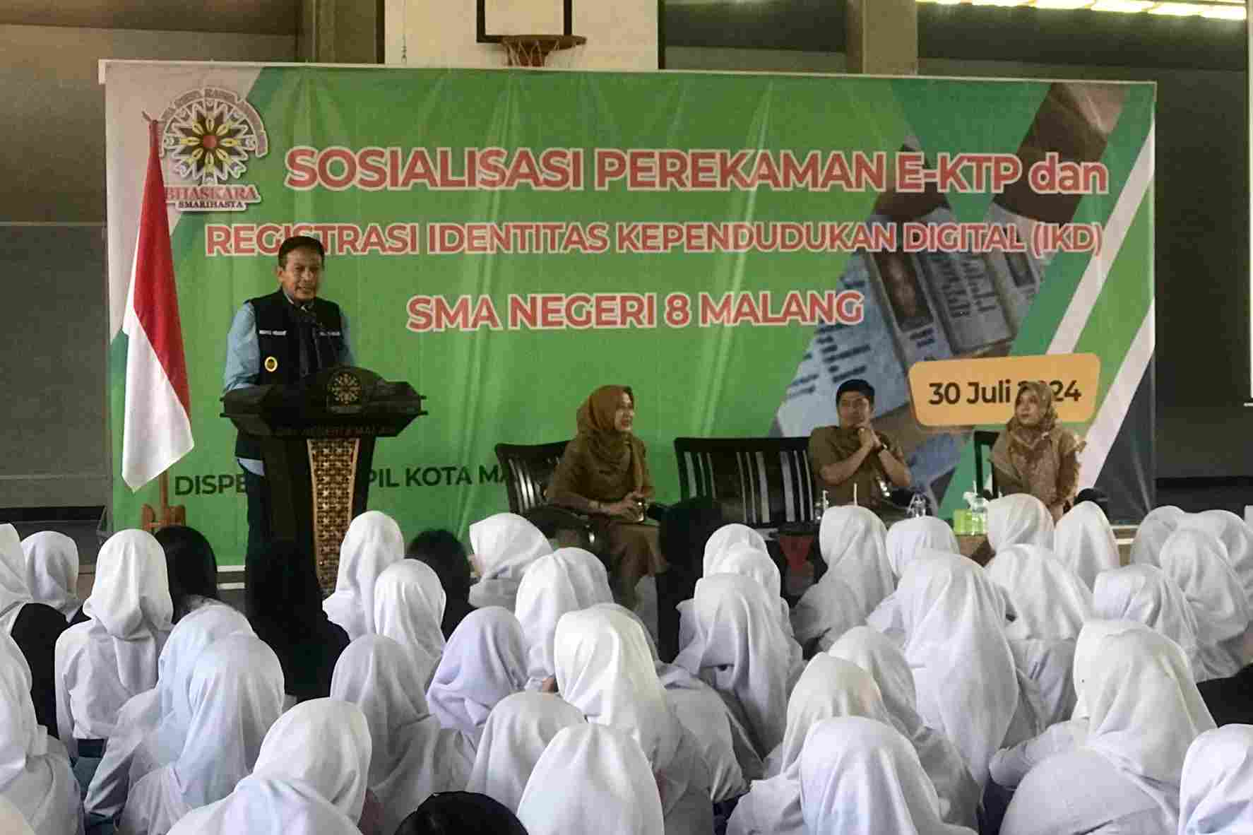 Jemput Bola Dispendukcapil, Pj Wali Kota Ajak Siswa SMAN 8 Malang Mencoblos di Pilkada 2024