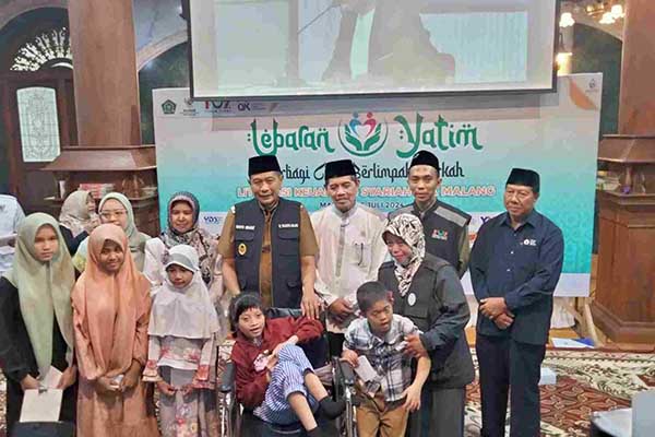 Pj Wali Kota Malang bersama anak yatim, difabel dan dhuafa. (afi) - Rayakan Muharram 1446 H, Pj Wali Kota Malang Apresiasi Kegiatan 'Lebaran Yatim'