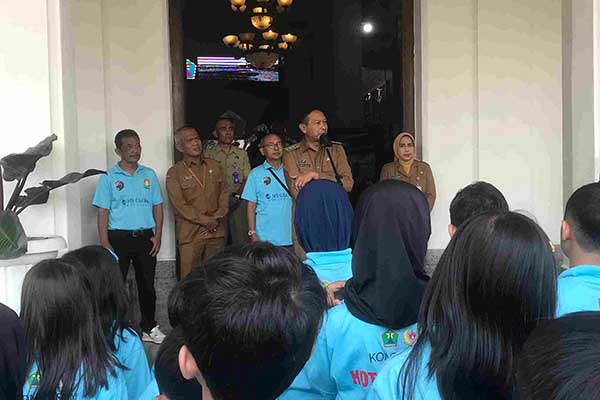 Pj Wali Kota Malang bersama seluruh atlet catur yang dilepas berlomba. (afi) - Lepas Kontingen Catur, Pj Wali Kota: Harumkan Nama Kota Malang