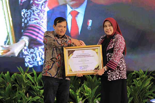 Pj Wali Kota Malang diwakili Asisten Administrasi Umum Setda Kota Malang saat menerima penghargaan. (ist) - Pj Wali Kota Malang Terima Penghargaan Anubhawa Sasana, Dorong Iklim Investasi Lebih Kondusif