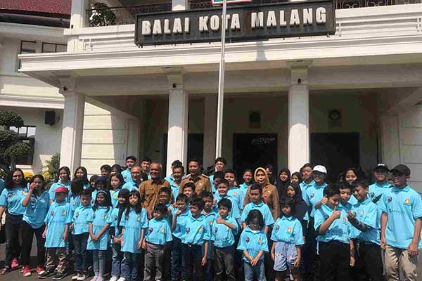 Pj Wali Kota Malang lepas kontingen berlaga di Kota Blitar. (afi) - Lepas Kontingen Catur, Pj Wali Kota: Harumkan Nama Kota Malang