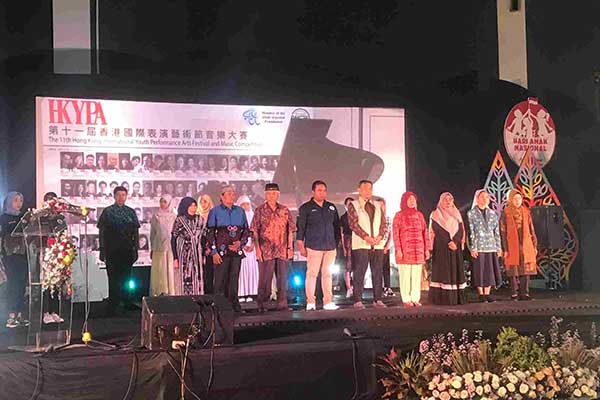 Pj Wali Kota Malang memberikan apresiasi terhadap lembaga pemerhati anak dan anak-anak berprestasi. (afi) - Pj Wali Kota Malang Rayakan Hari Anak Nasional 2024 dan Apresiasi Anak-Anak Berprestasi