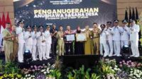 Pj Wali Kota Malang mendapat penghargaan Anubhawa Sasana dari Kementerian Hukum dan Hak Asasi Manusia RI. (ist) - Pj Wali Kota Malang Terima Penghargaan Anubhawa Sasana, Dorong Iklim Investasi Lebih Kondusif