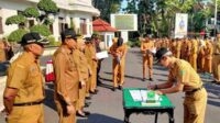 Pj Wali Kota Malang menyaksikan langsung penandatanganan pakta integritas ASN melawan judi online. (afi) - Tanda Tangani Pakta integritas, Pj Wali Kota Malang Siap Berantas Judi Online di Lingkungan ASN