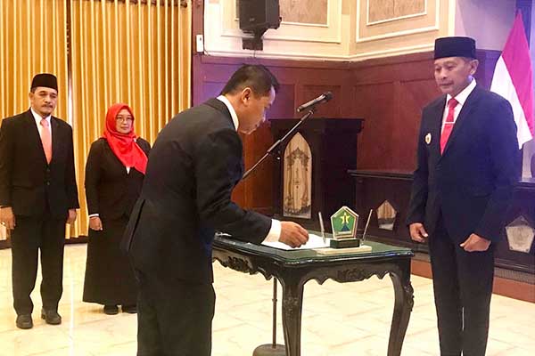Pj Wali Kota Malang menyaksikan langsung penandatanganan sumpah jabatan Direktur Utama baru Perumda Air Minum Tugu Tirta. (afi) - Pelantikan Direksi Perumda Tugu Tirta, Pj Wali Kota Malang: Tuntaskan Setiap Permasalahan