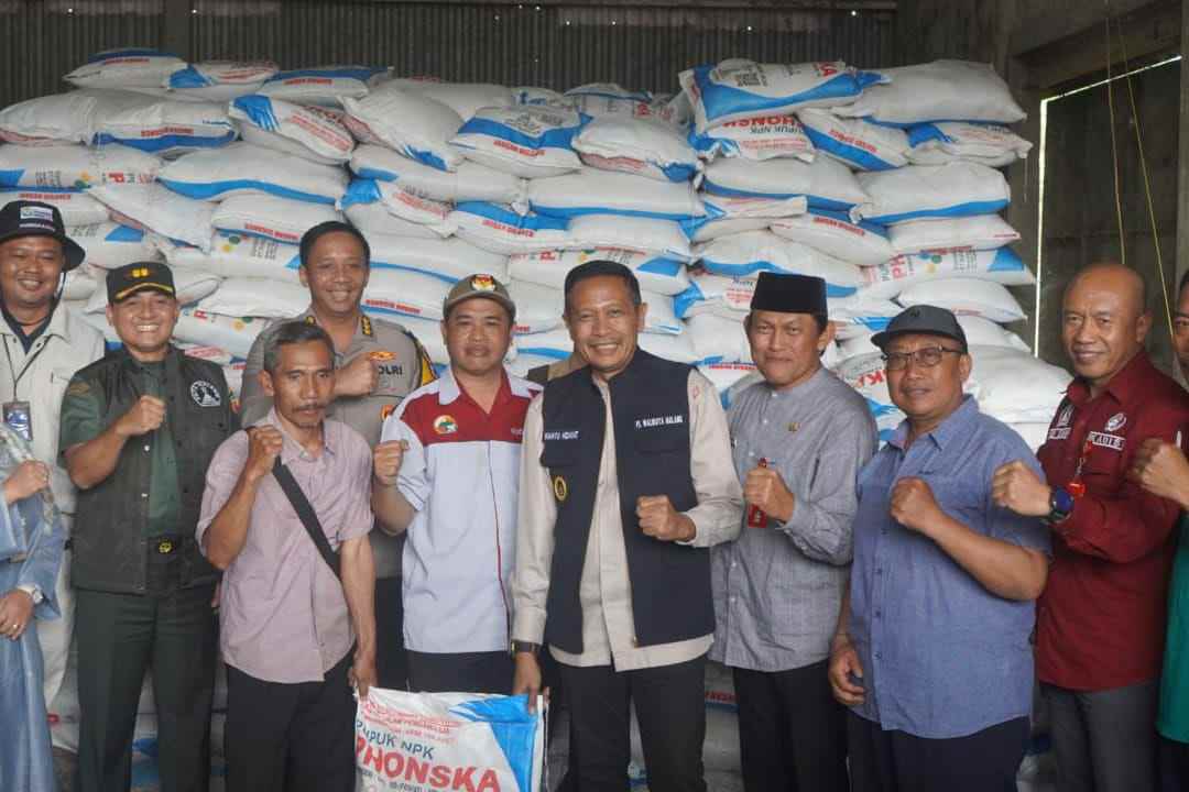 Tinjau Dua Kios Pupuk Bersubsidi, Pj Wali Kota Malang Pastikan Stok dan Distribusi Aman