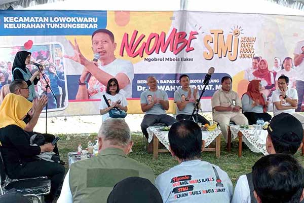 Pj Wali Kota Malang saat Ngombe STMJ bersama masyarakat di Kelurahan Tunjungsekar. (afi) - Ngombe STMJ di Tunjungsekar, Pj Wali Kota Malang Siap Tindaklanjuti Keluhan Masyarakat Lowokwaru
