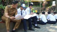 Pj Wali Kota Malang saat berdialog langsung dengan para siswa SMPN 2 Kota Malang. (ist) - Inovasi SIMBA ASIA dan NASI TIGA BERAS, Komitmen Kota Malang Mewujudkan Inklusivitas Berkelanjutan