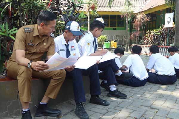Pj Wali Kota Malang saat berdialog langsung dengan para siswa SMPN 2 Kota Malang. (ist) - Inovasi SIMBA ASIA dan NASI TIGA BERAS, Komitmen Kota Malang Mewujudkan Inklusivitas Berkelanjutan