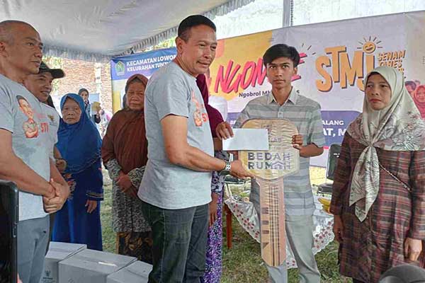 Pj Wali Kota Malang saat memberikan bantuan bedah rumah kepada warga. (afi) - Ngombe STMJ di Tunjungsekar, Pj Wali Kota Malang Siap Tindaklanjuti Keluhan Masyarakat Lowokwaru
