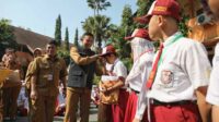 Hari Pertama Sekolah, Pj Wali Kota Malang Serahkan Seragam Gratis Kepada 968 Siswa SMP Negeri