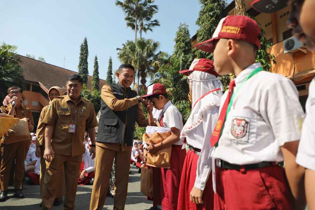 Hari Pertama Sekolah, Pj Wali Kota Malang Serahkan Seragam Gratis Kepada 968 Siswa SMP Negeri