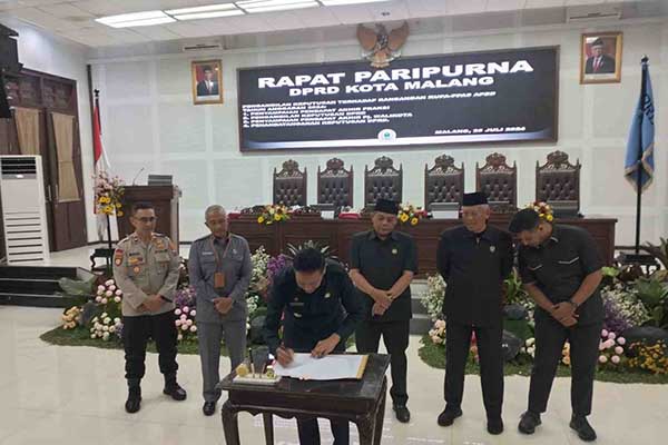 Pj Wali Kota Malang saat menandatangani rancangan KUPA-PPAS APBD 2024. (afi) - Rancangan KUPA-PPAS APBD 2024 Disetujui DPRD, Pj Wali Kota Malang Berharap Segera Ditindaklanjuti