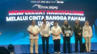 Pj Wali Kota Malang saat menerima souvernir dari Bank Indonesia berupa uang rupiah. (afi) - Pj Wali Kota Malang Ajak Masyarakat Perkuat Nasionalisme Melalui Cinta Bangga Paham Rupiah