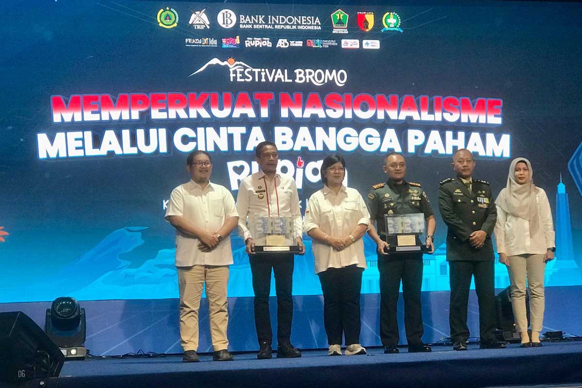 Pj Wali Kota Malang saat menerima souvernir dari Bank Indonesia berupa uang rupiah. (afi) - Pj Wali Kota Malang Ajak Masyarakat Perkuat Nasionalisme Melalui Cinta Bangga Paham Rupiah