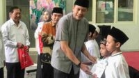 Pj Wali Kota Malang saat menghadiri khitan ceria di STAIMA Al-Hikam Malang. (afi) - Tinjau Khitan Ceria, Pj Wali Kota Malang: Semoga Lebih Giat Beribadah dan Tekun Belajar
