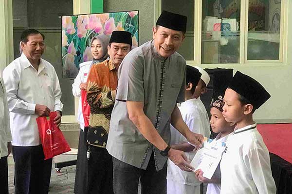 Pj Wali Kota Malang saat menghadiri khitan ceria di STAIMA Al-Hikam Malang. (afi) - Tinjau Khitan Ceria, Pj Wali Kota Malang: Semoga Lebih Giat Beribadah dan Tekun Belajar