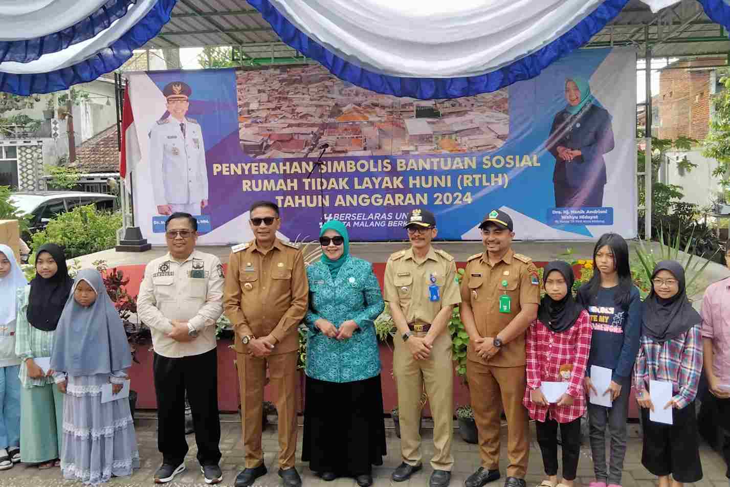 Peduli Masyarakat, Pj Wali Kota Malang Salurkan Bansos Bedah Rumah 100 Unit