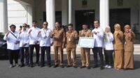 Pj Wali Kota Malang saksikan pemberian CSR oleh PLN kepada SDN 1 Tunjungsekar. (afi) - Pj Wali Kota Malang Berharap CSR Dapat Mendukung Program Pendidikan