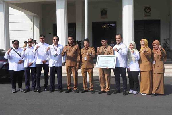 Pj Wali Kota Malang saksikan pemberian CSR oleh PLN kepada SDN 1 Tunjungsekar. (afi) - Pj Wali Kota Malang Berharap CSR Dapat Mendukung Program Pendidikan