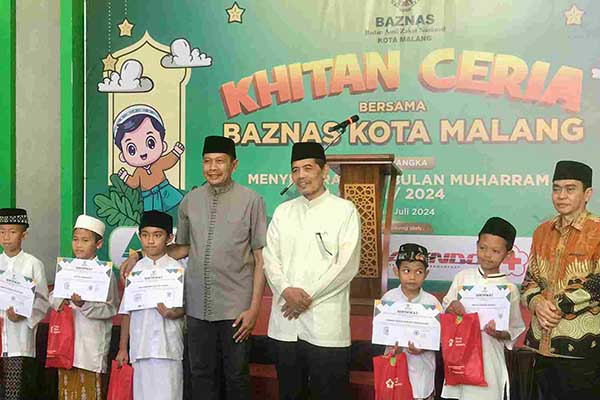 Pj Wali Kota Malang secara simbolis memberikan sertifikat khitan kepada perwakilan peserta. (afi) - Tinjau Khitan Ceria, Pj Wali Kota Malang: Semoga Lebih Giat Beribadah dan Tekun Belajar