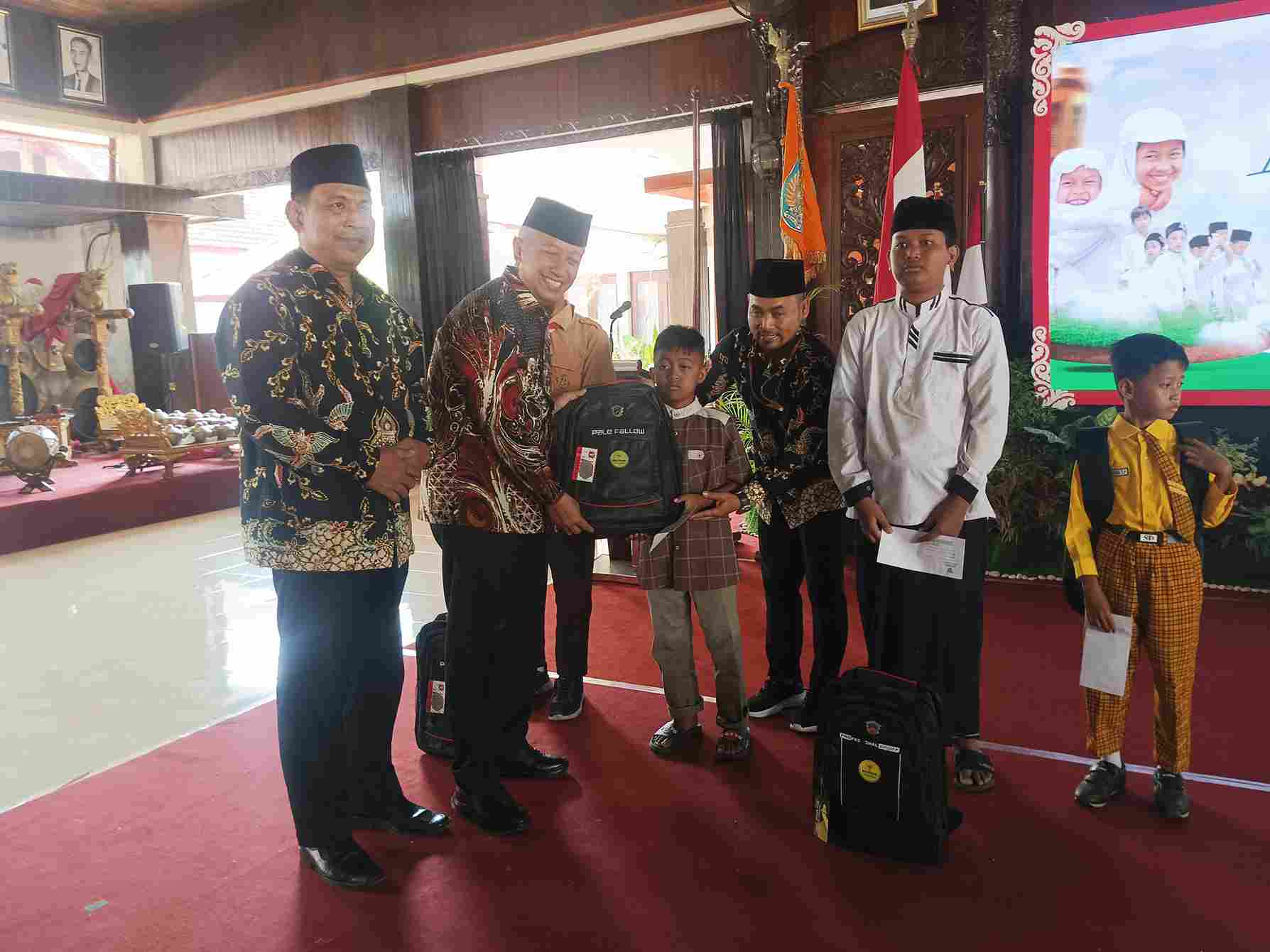 Lebaran Yatim, Baznas Nganjuk Bagikan Kunci Rumah, Gerobak Dan Premi BPJS