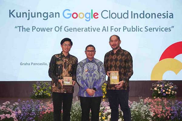 Pj. Wali Kota Batu, Aries Agung Paewai bersama perwakilan Google Cloud Indonesia. (ist) - Google Cloud Indonesia Paparkan Pemanfaatan AI untuk Pelayanan Publik di Pemkot Batu